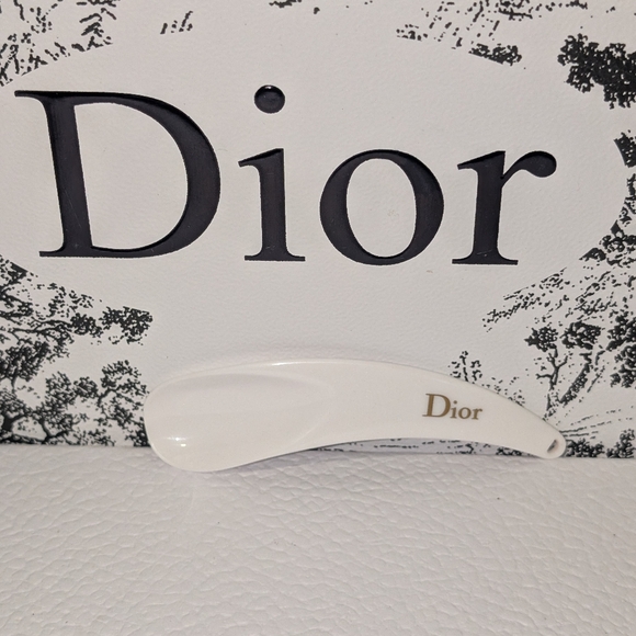 Dior Prestige White Curved Spatula - NWOB - Picture 1 of 3